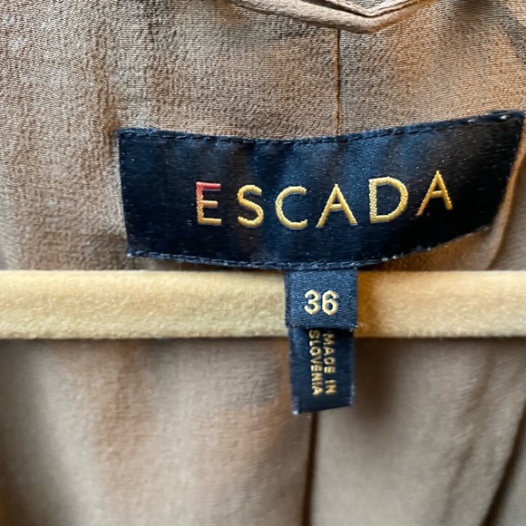 Escada boucleè jacket. Oversized snap closure. - Picture 5 of 12